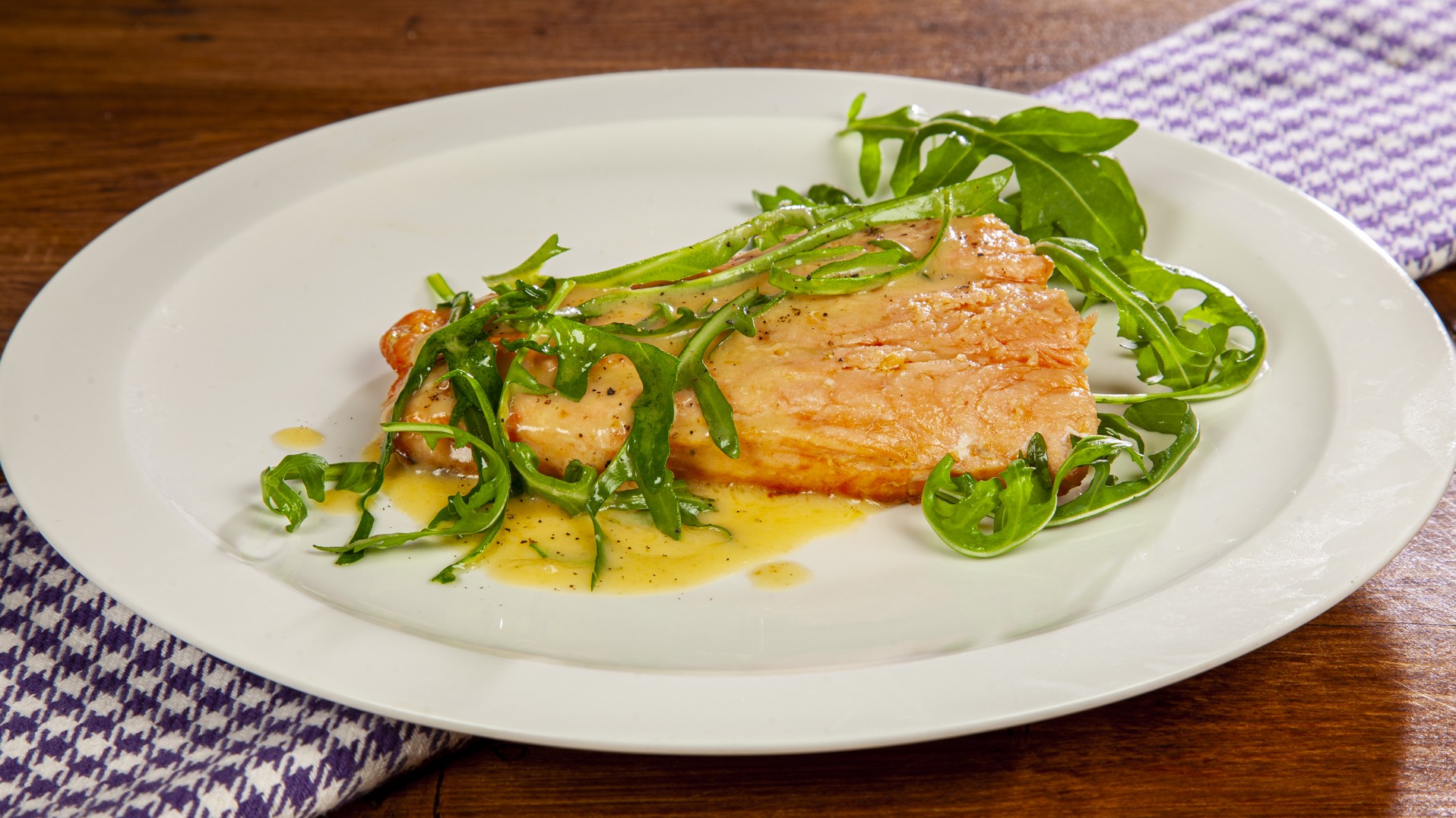 Filetto di salmone con salsina al burro e rucola