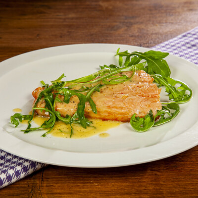 Filetto di salmone con salsina al burro e rucola