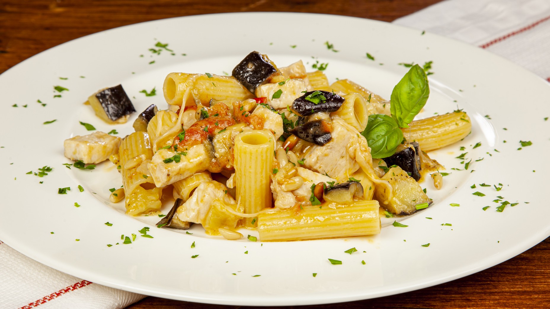 Maccheroni con pesce spada, melanzane e scamorza