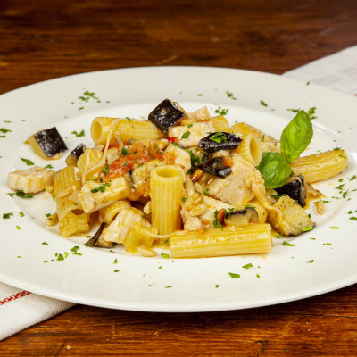 Maccheroni con pesce spada, melanzane e scamorza