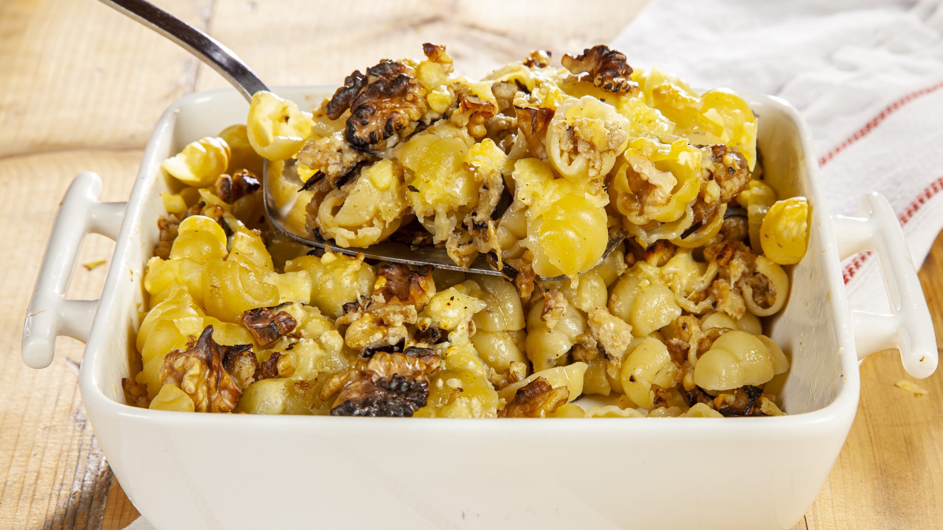 Pasta al forno con melanzane e noci