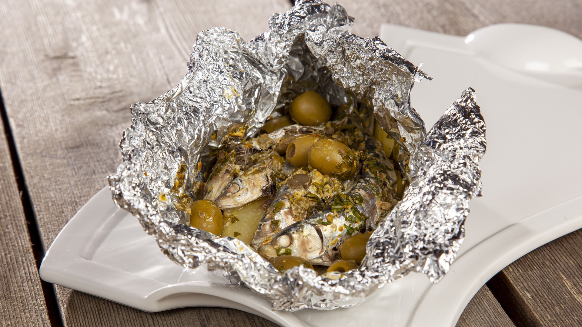 Sardoni al cartoccio con patate e capperi di pantelleria