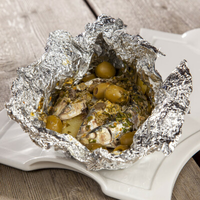 Sardoni al cartoccio con patate e capperi di pantelleria