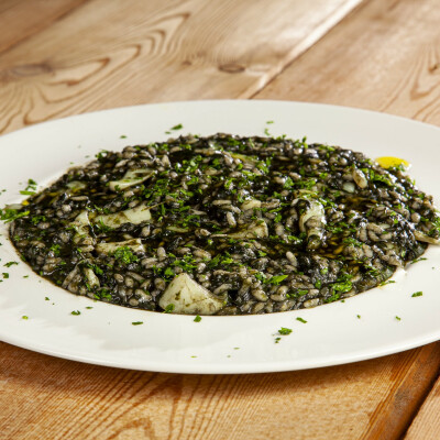 Risotto nero con seppie e spinaci