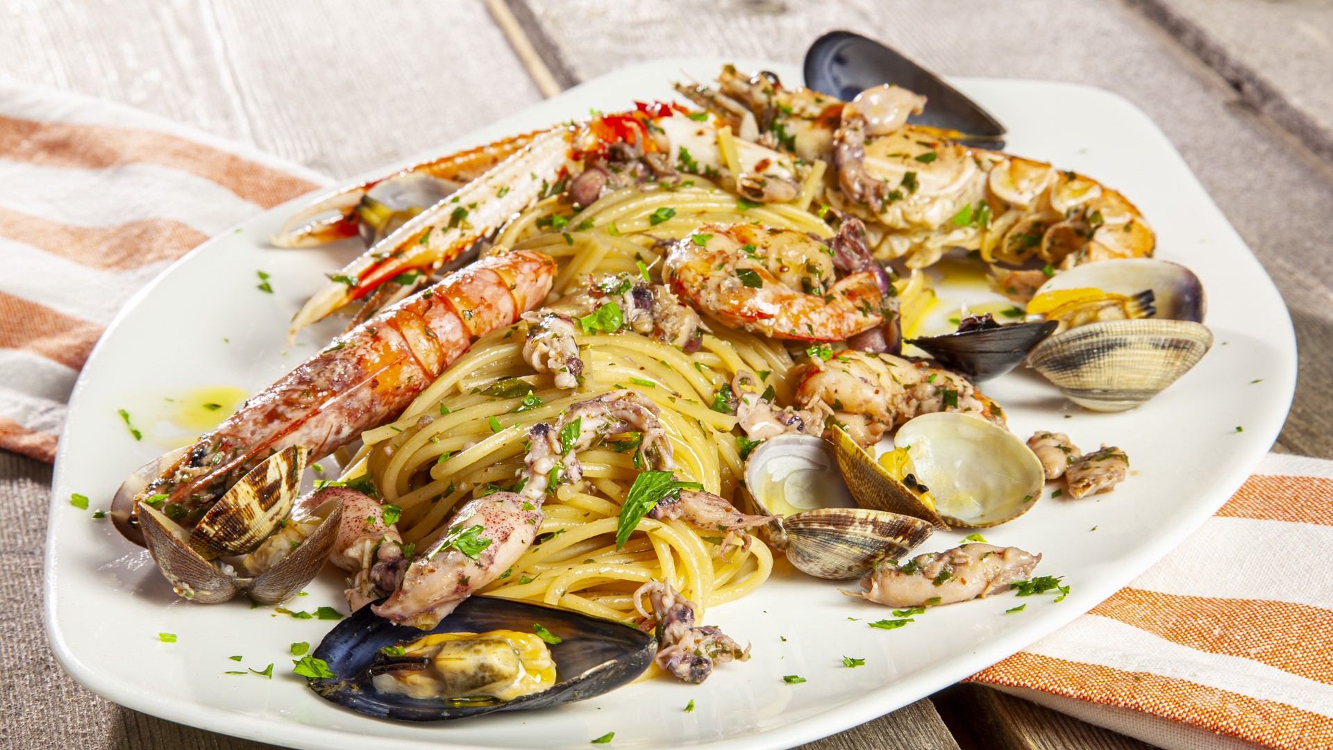 Spaghetti allo scoglio in bianco