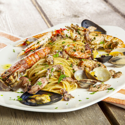 Spaghetti allo scoglio in bianco