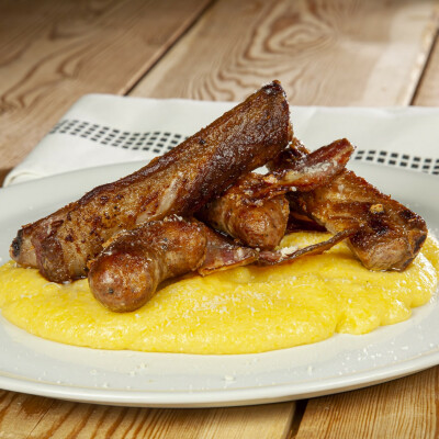 Polenta costarelle e salsiccia