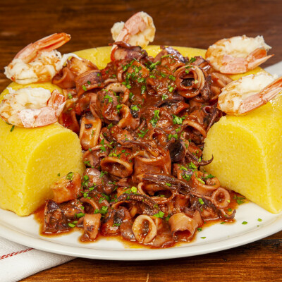 Calamaretti in umido con timballo di polenta