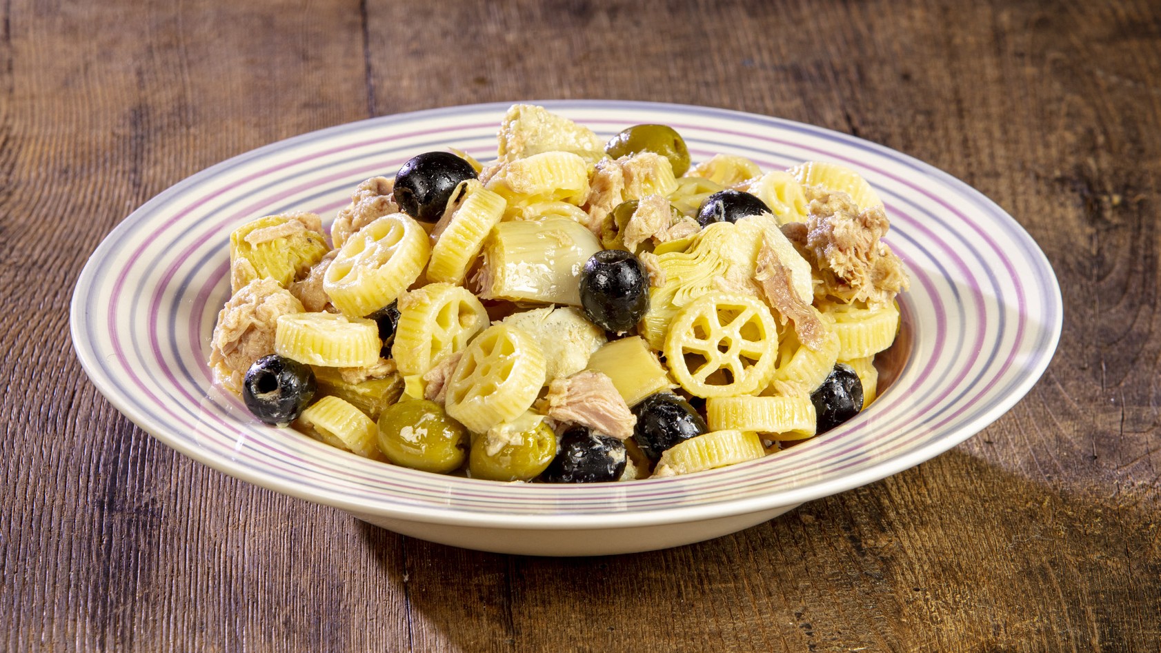 Insalata di pasta carciofi, olive e tonno
