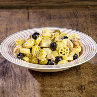 Insalata di pasta carciofi, olive e tonno