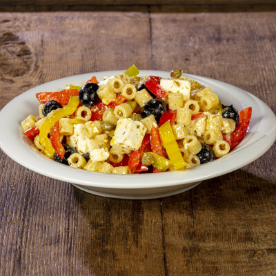 Insalata fredda di pasta con feta e peperoni