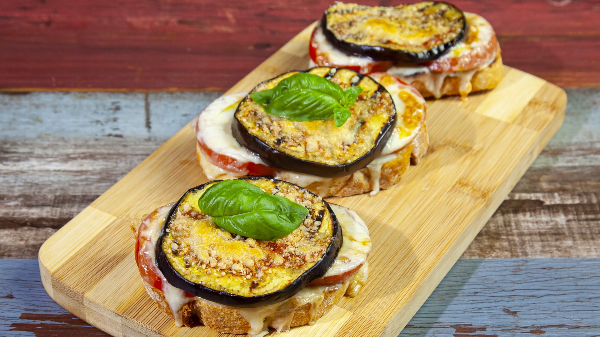 Bruschetta al pomodoro e melanzana