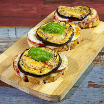 Bruschetta al pomodoro e melanzana