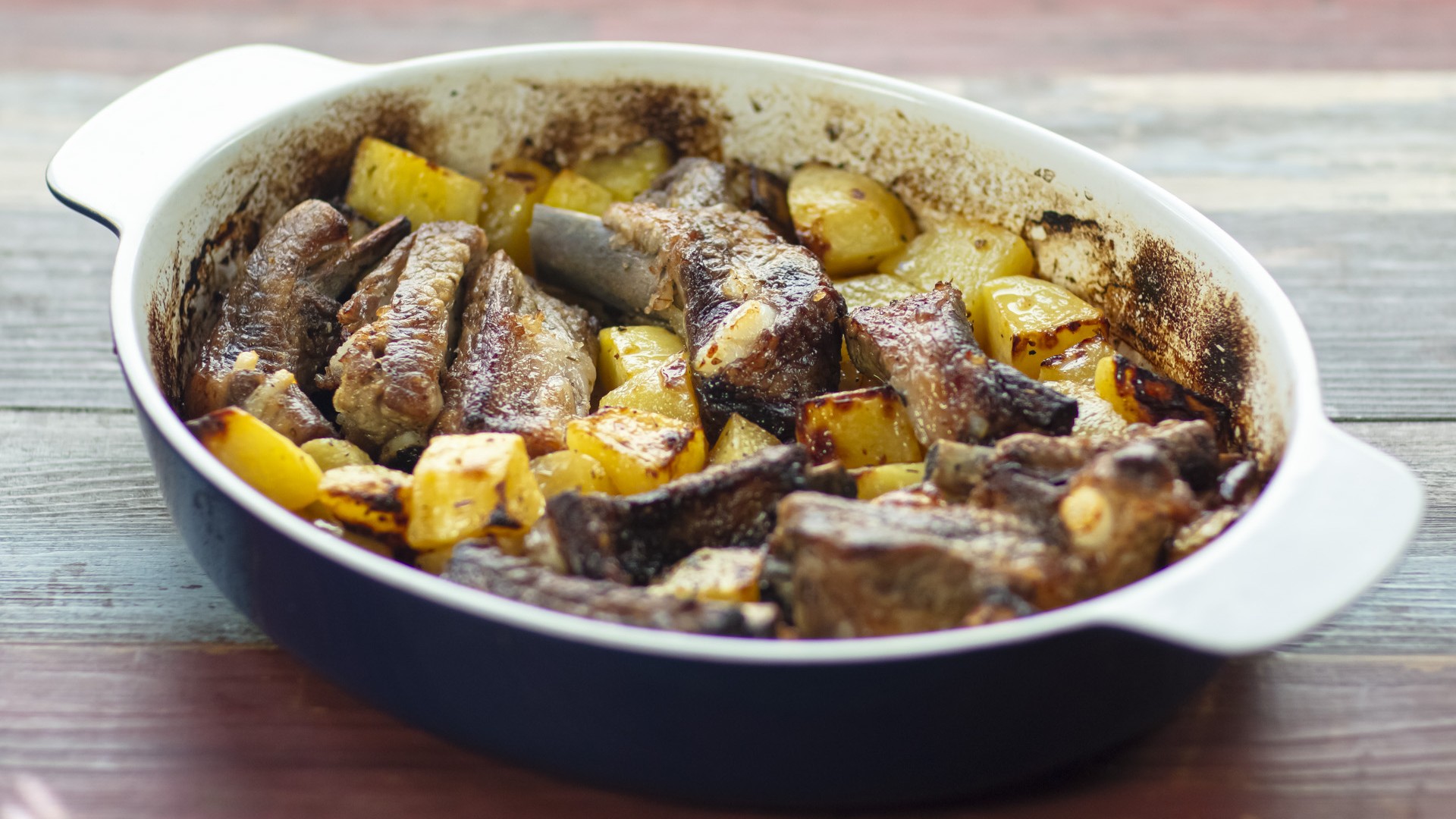 Costine di maiale al limone con patate e origano