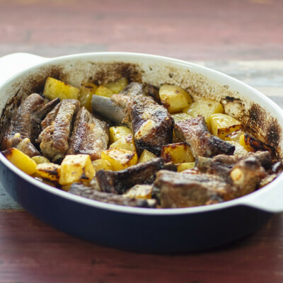 Costine di maiale al limone con patate e origano