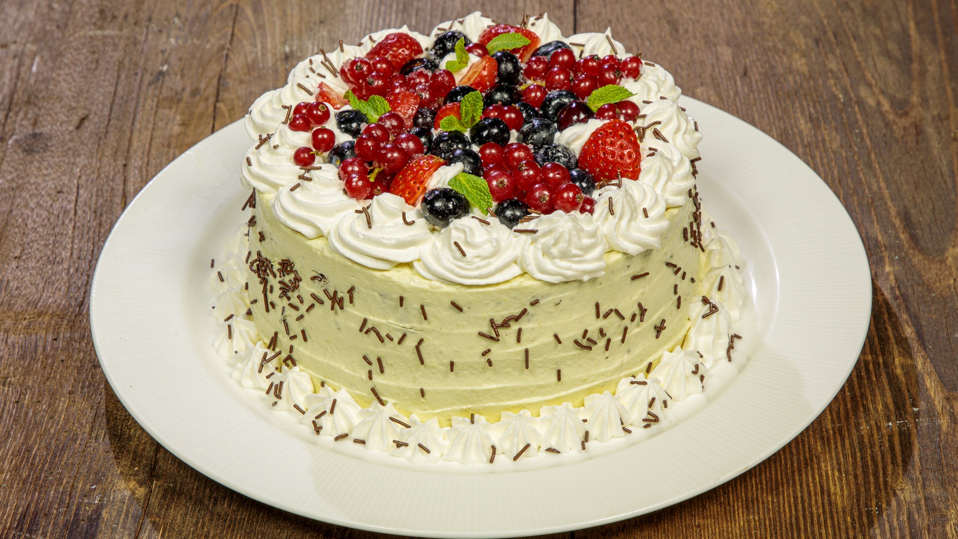 Torta di compleanno con panna e crema di banane