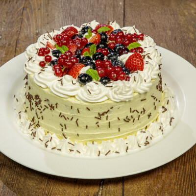 Torta di compleanno con panna e crema di banane