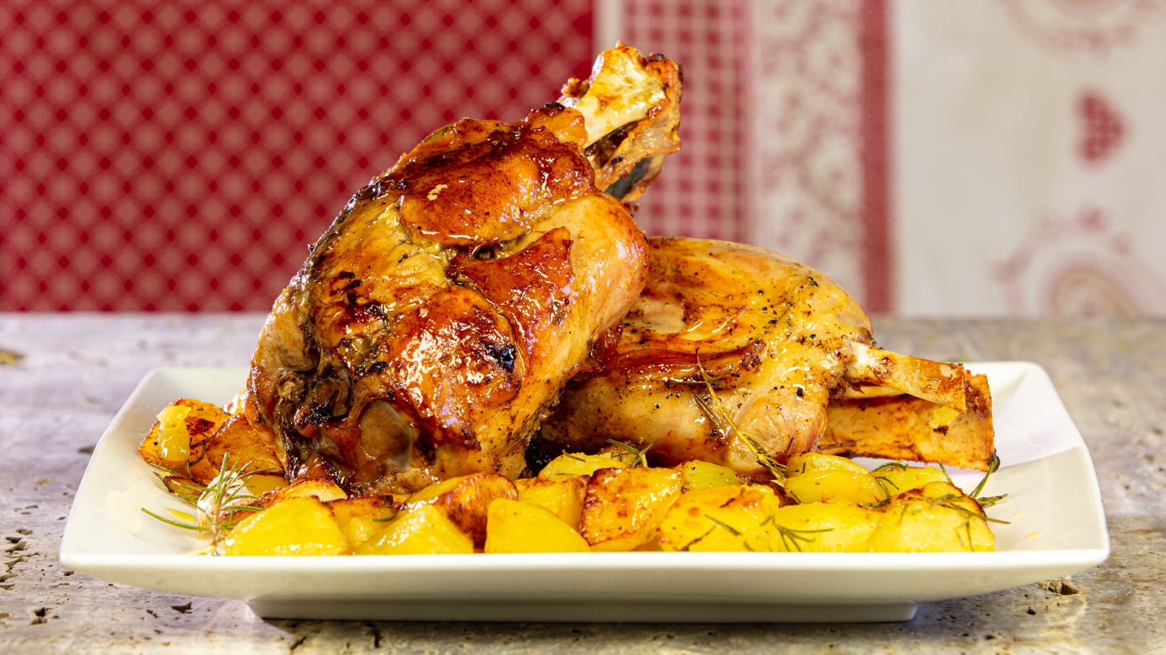 Stinco di maiale con patate al forno