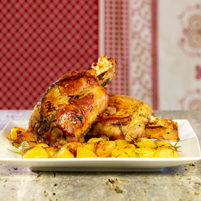 Stinco di maiale con patate Stinco di maiale con patate al forno
