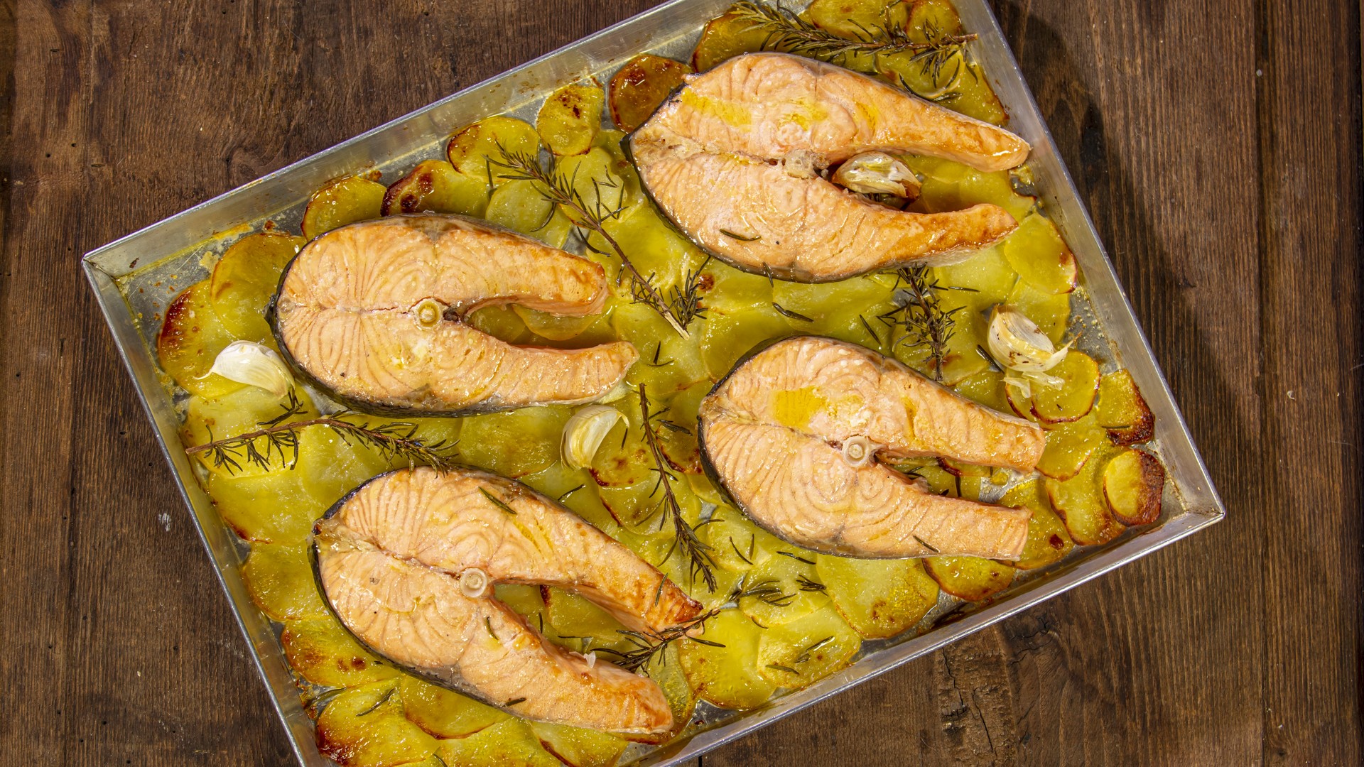 Salmone con patate al forno