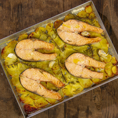 Salmone con patate al forno