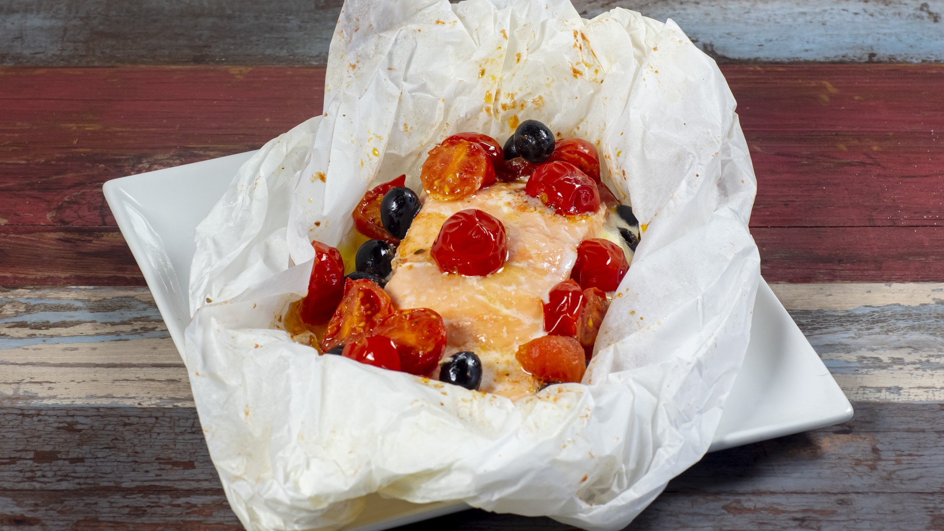 Salmone con pomodori e olive al cartoccio