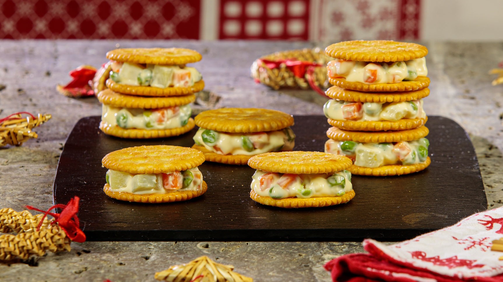 Sandwich di cracker con insalata russa