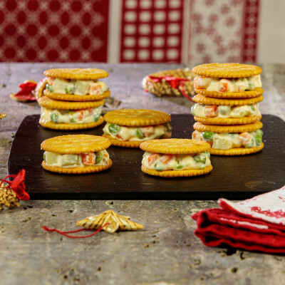 Sandwich di cracker con insalata russa