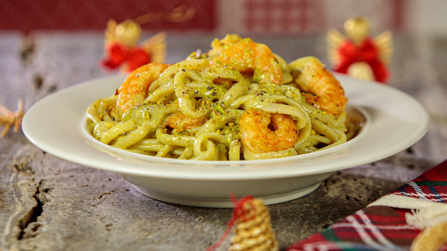 Pasta con pesto di pistacchi e gamberi