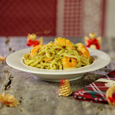 Pasta con pesto di pistacchi e gamberi