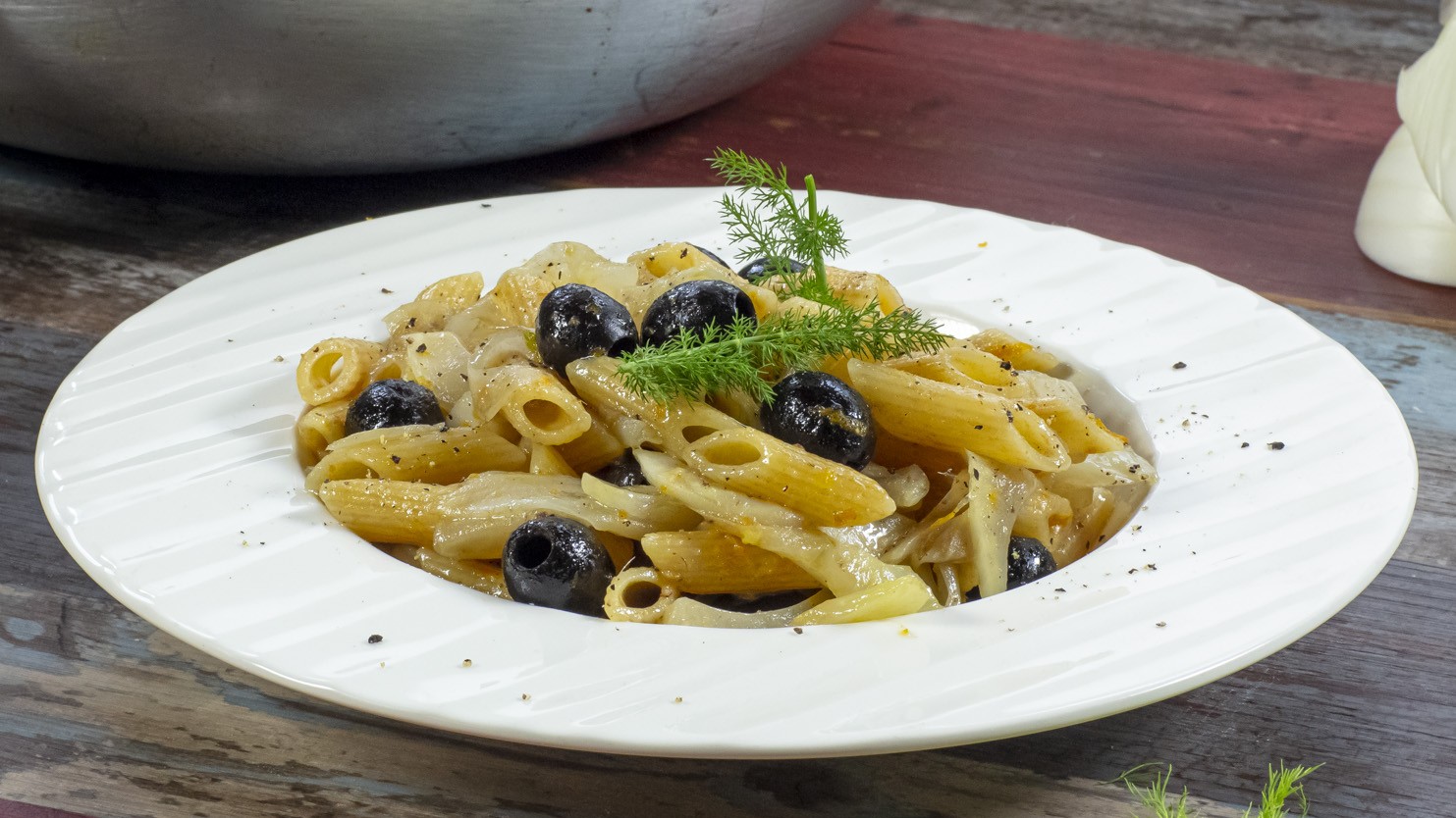 Pasta finocchi acciughe e olive