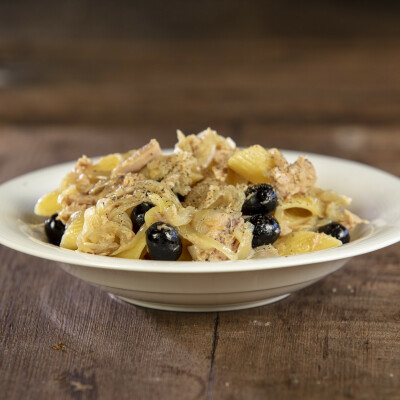 Pasta cipolle tonno e olive