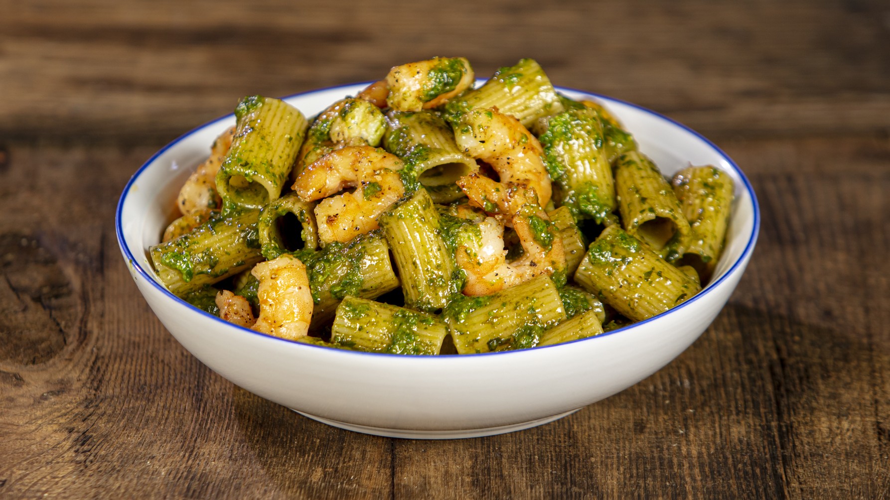 Mezze maniche al pesto e gamberetti