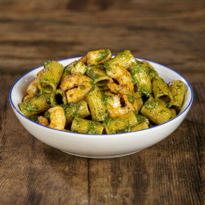 Mezze maniche al pesto e gamberetti