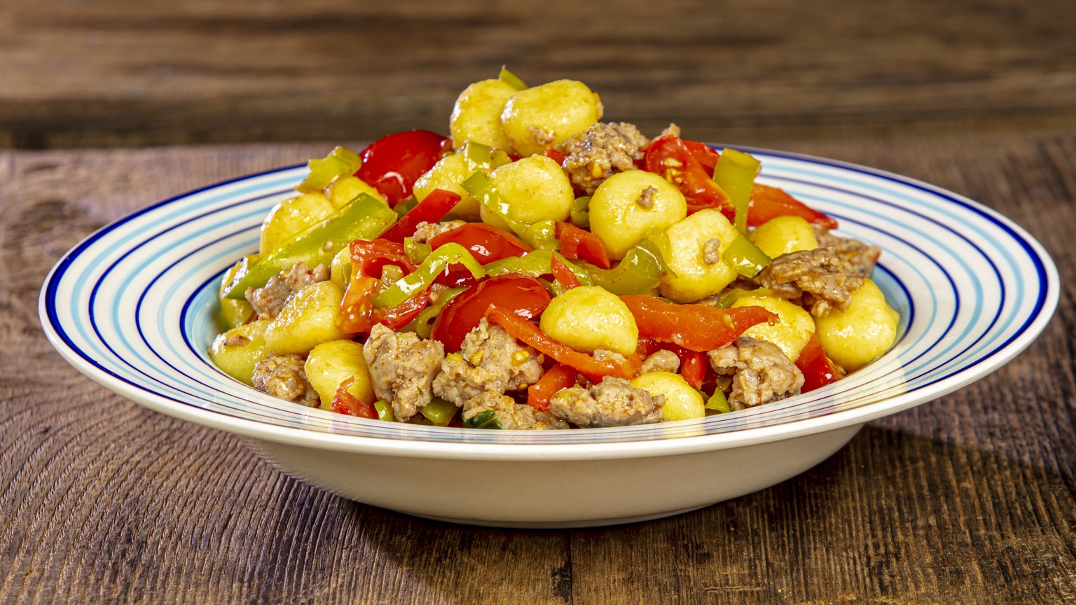 Gnocchi peperoni pomodorini e salsiccia