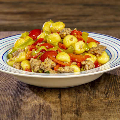 Gnocchi peperoni pomodorini e salsiccia