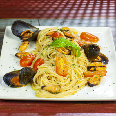 Spaghetti cozze e pomodorini