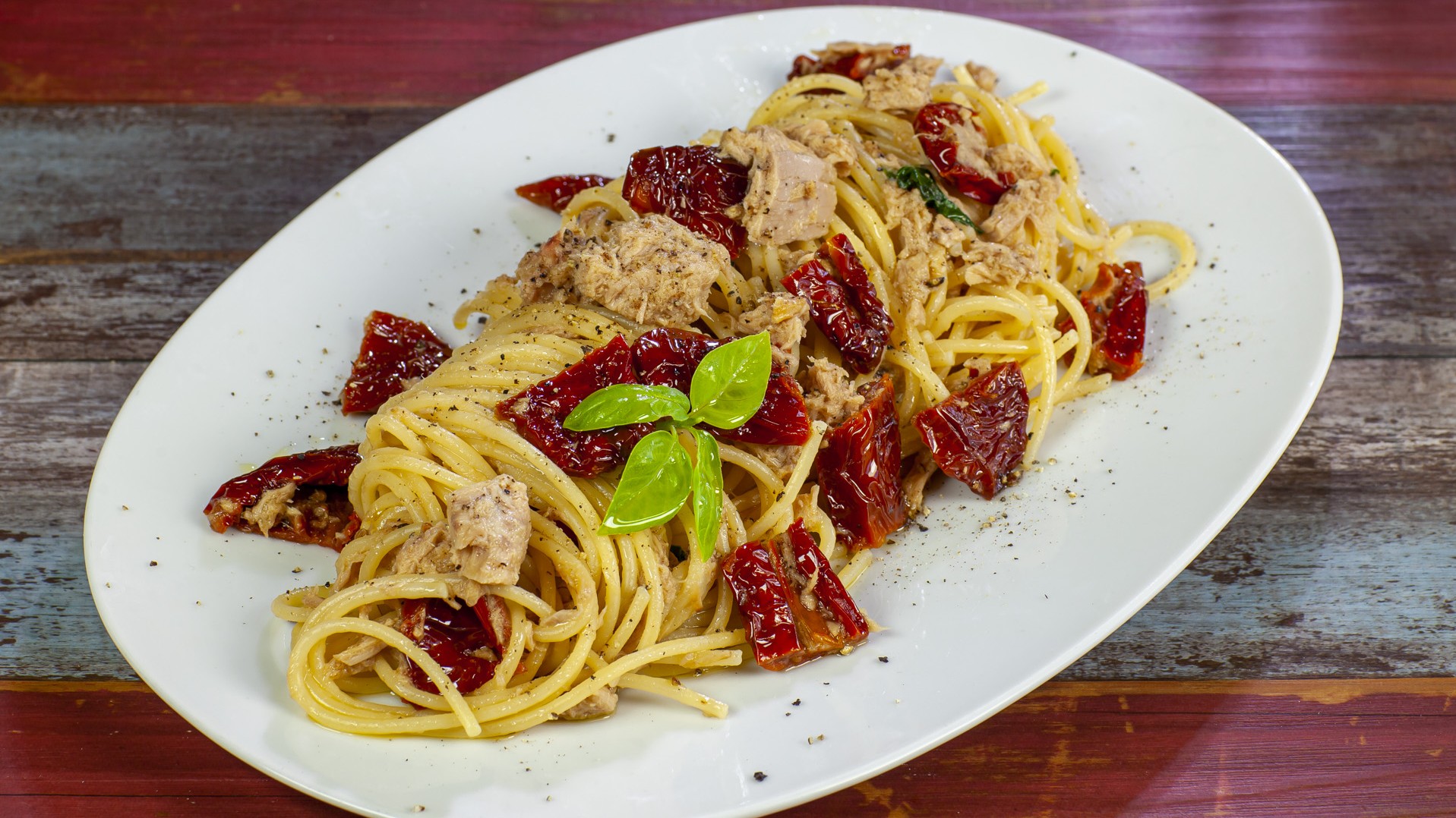 Spaghetti tonno e pomodori secchi