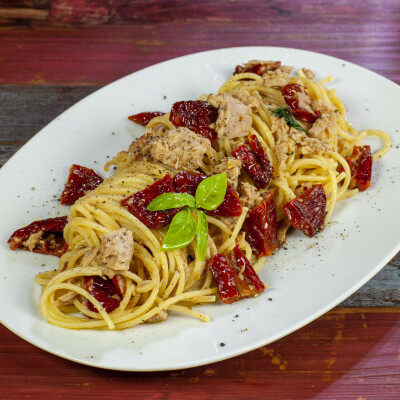 Spaghetti tonno e pomodori secchi