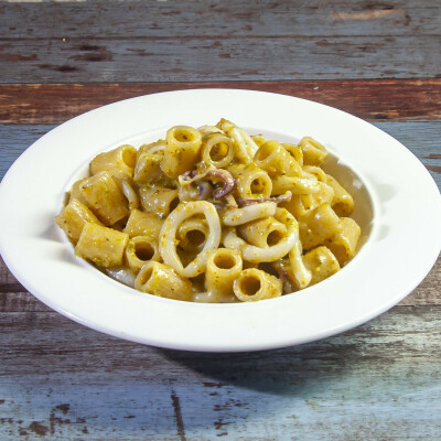 Mezze maniche con pesto di pistacchi e calamari