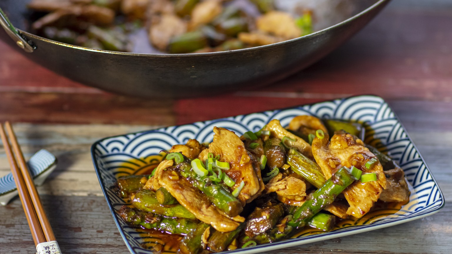 Pollo con asparagi in stile asiatico