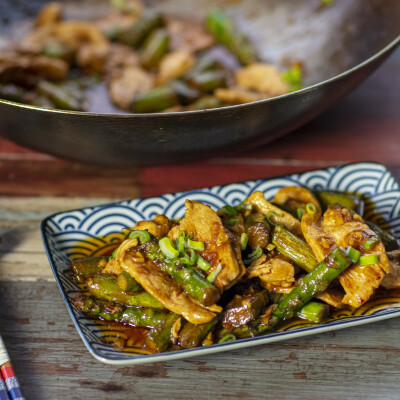 Pollo con asparagi in stile asiatico