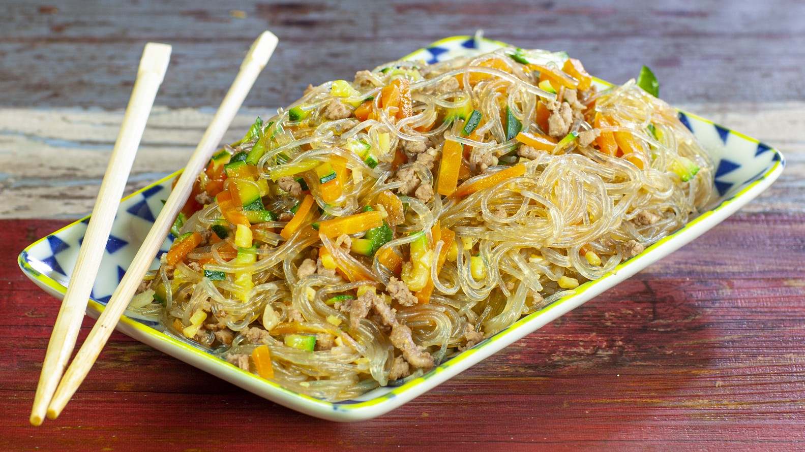 Vermicelli di soia con carne e verdure