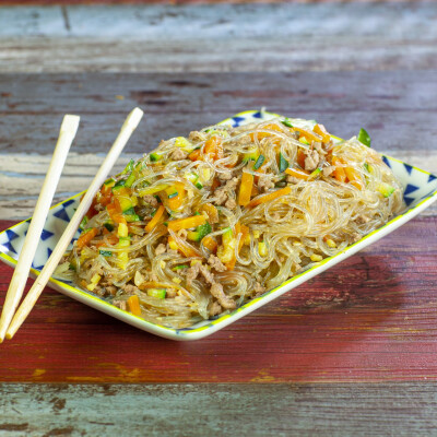 Vermicelli di soia con carne e verdure