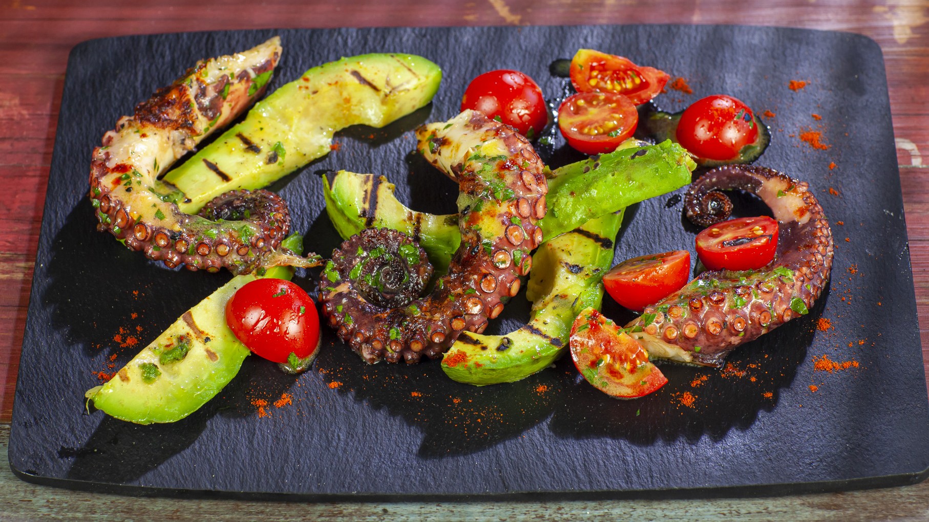 Polpo alla griglia con avocado e pomodorini