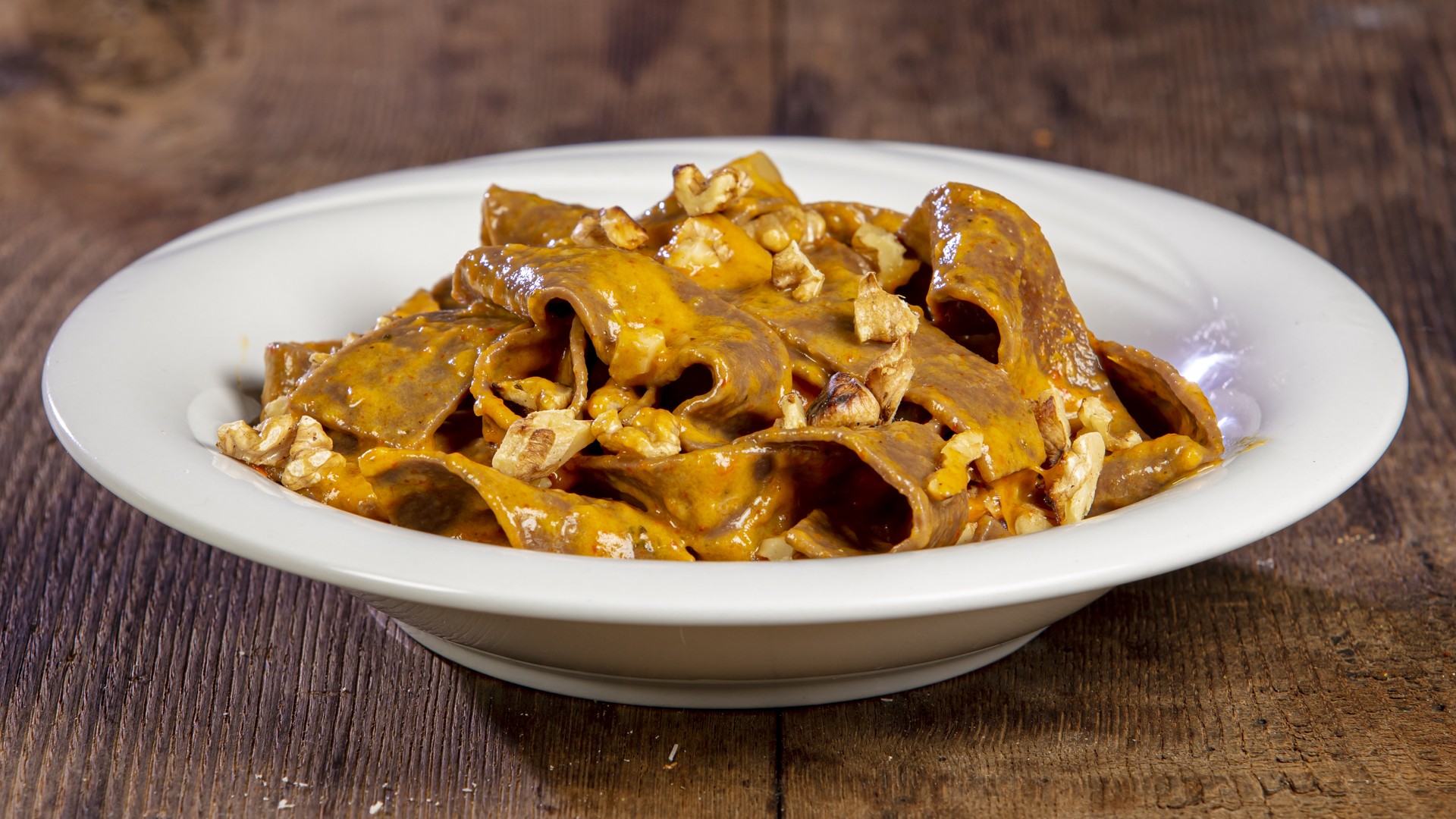 Tagliatelle al cacao con crema di peperoni e noci