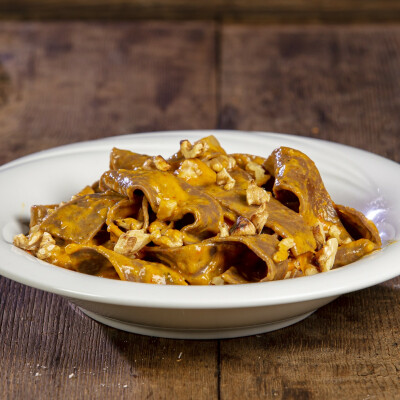 Tagliatelle al cacao con crema di peperoni e noci