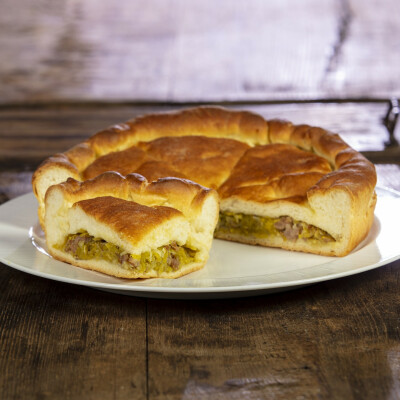 Torta salata con porri e salsiccia