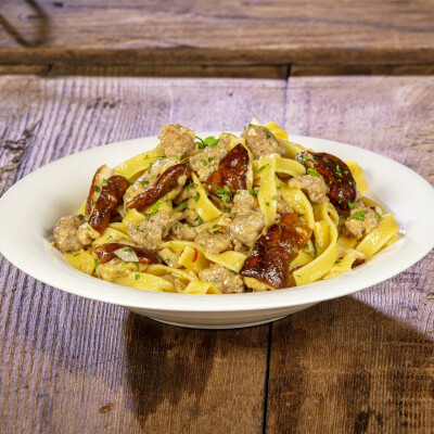 Tagliatelle salsiccia e porcini