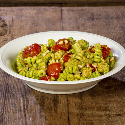 Pasta con pesto di rucola, pomodorini e tonno